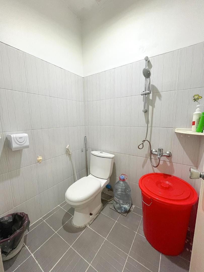 Shower, Toilet