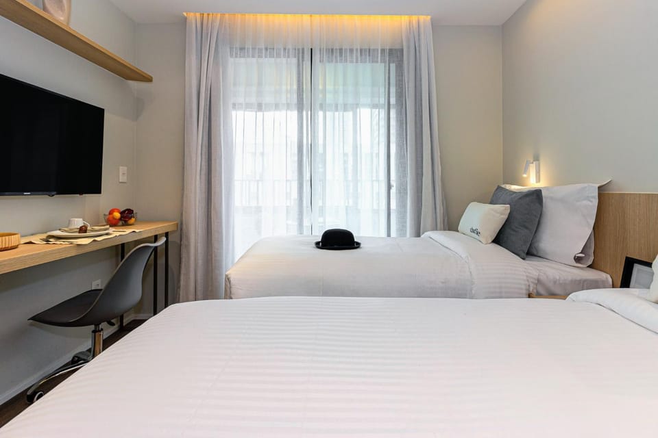 Bed, TV and multimedia, Photo of the whole room, Bedroom