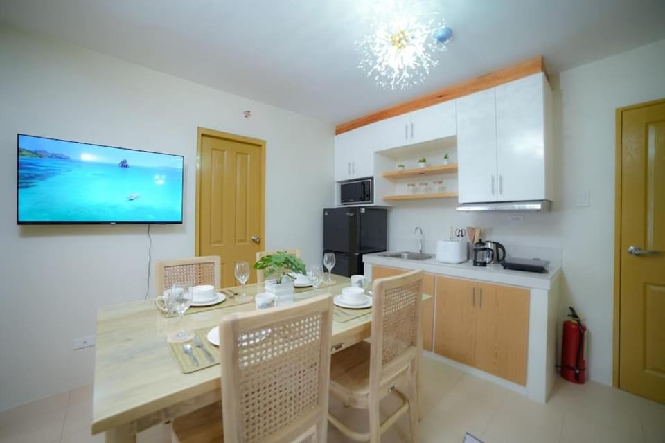 TV and multimedia, Kitchen or kitchenette, Dining area, minibar, stove