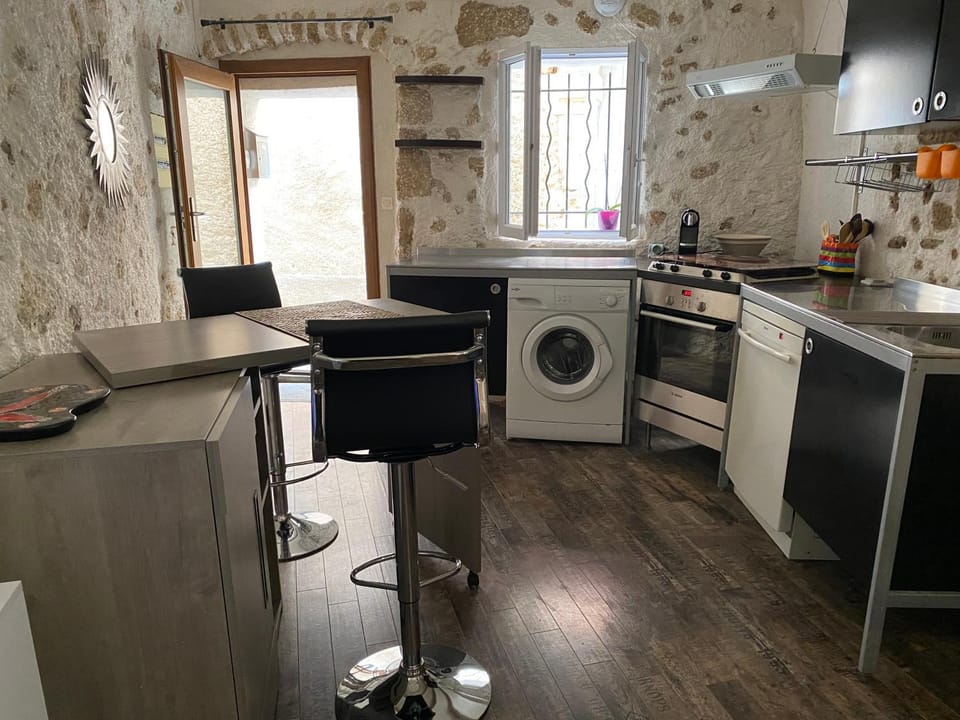 Kitchen or kitchenette, minibar