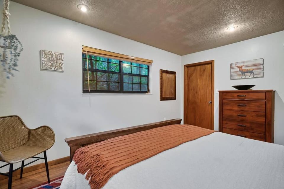 NEW HOT TUB! Secluded 3 Bed Cabin in Pigeon Forge Cabin in Pigeon Forge