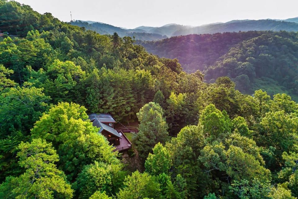 NEW HOT TUB! Secluded 3 Bed Cabin in Pigeon Forge Cabin in Pigeon Forge