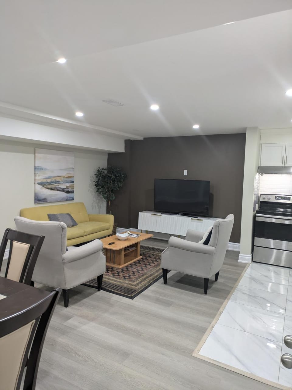 TV and multimedia, Kitchen or kitchenette, Living room, Seating area, Dining area, oven