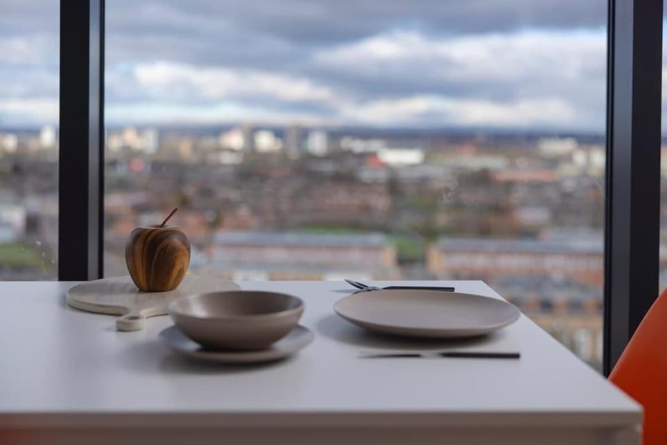 2 bed ensuite with fantastic night view and Old Trafford Stadium Apartment in Salford