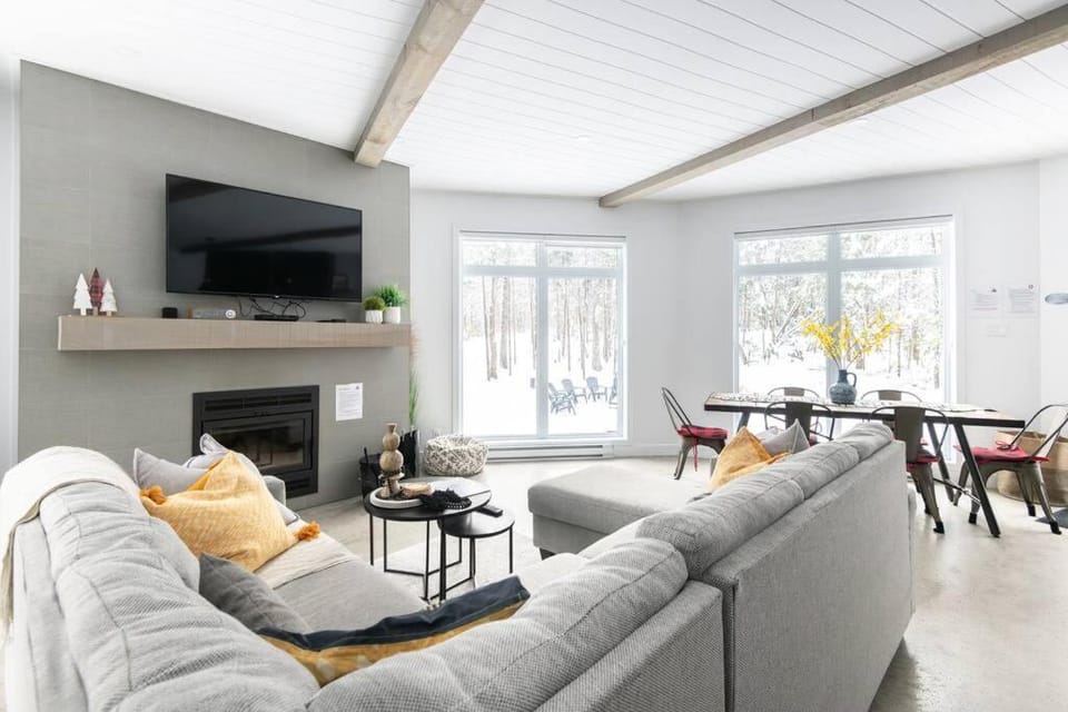 Communal lounge/ TV room, Living room, Seating area, Evening entertainment
