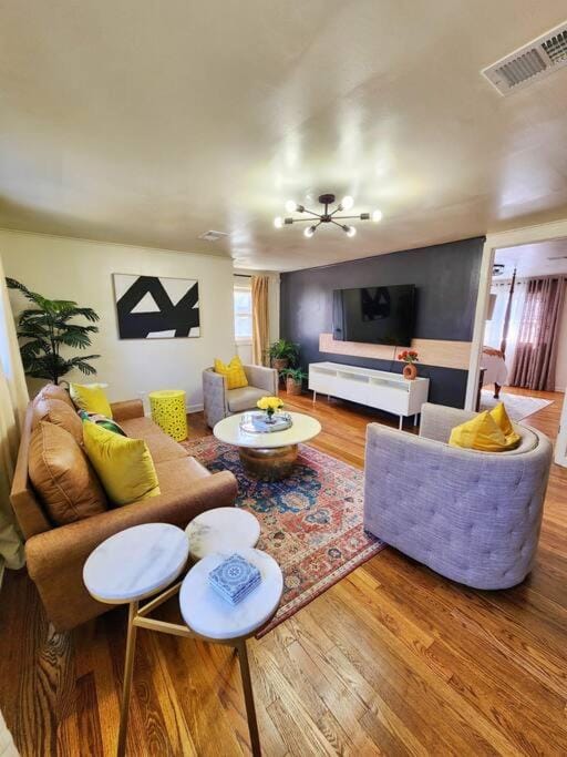Communal lounge/ TV room, TV and multimedia, Living room, Seating area, Evening entertainment