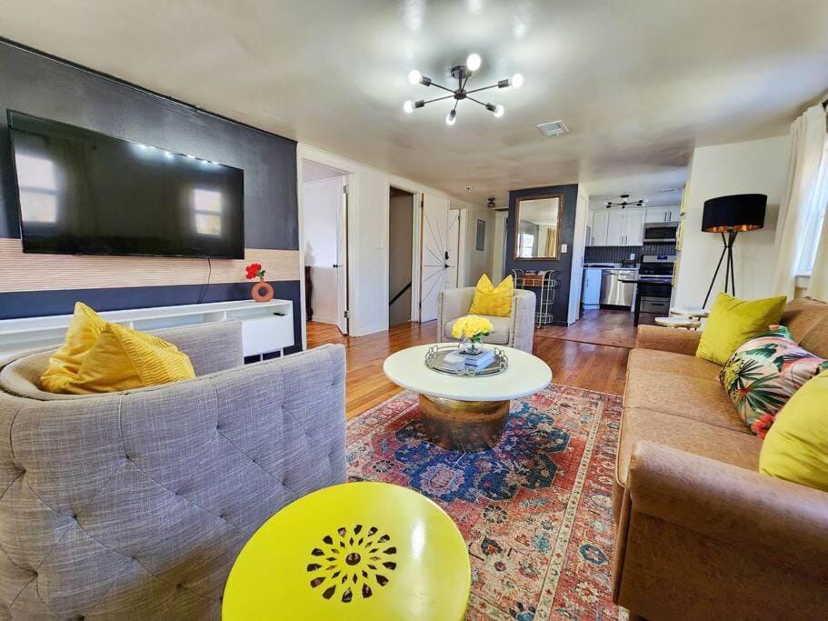 Communal lounge/ TV room, TV and multimedia, Kitchen or kitchenette, Living room, Seating area, Evening entertainment
