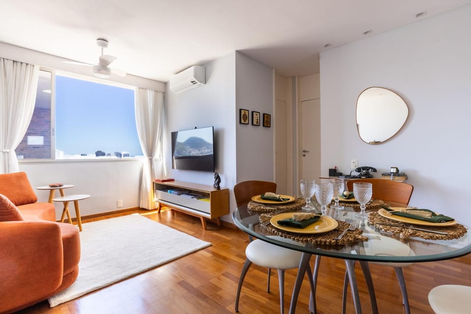 Restaurant/places to eat, TV and multimedia, View (from property/room), Living room, Food and drinks, Decorative detail, Seating area, Dining area, Food, City view, Lake view, Landmark view, Mountain view, Sea view, Street view, air conditioner