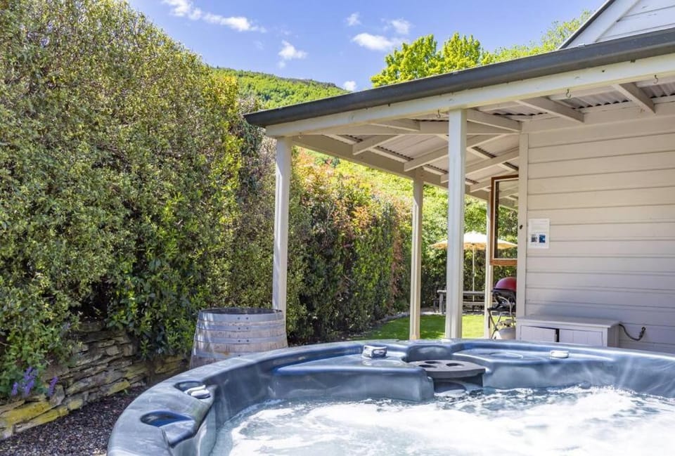 Stags Head Cottage-cosy cottage with hot tub House in Arrowtown