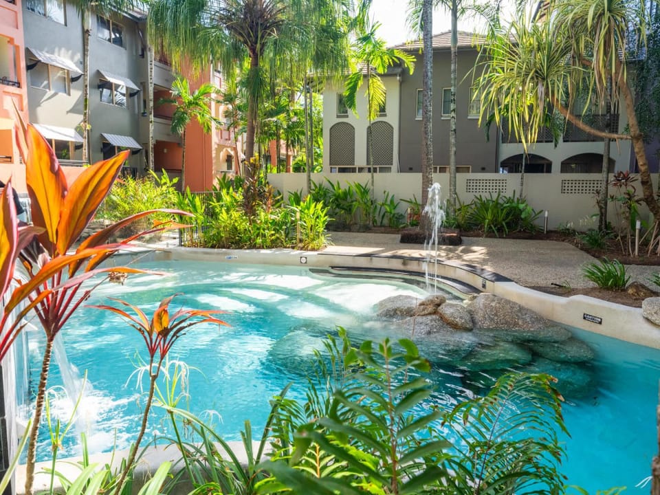Tropical Paradise Cairns - 9 Pools Gym BBQ Apartment in Cairns