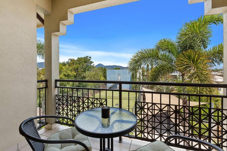 Tropical Paradise Cairns - 9 Pools Gym BBQ Apartment in Cairns