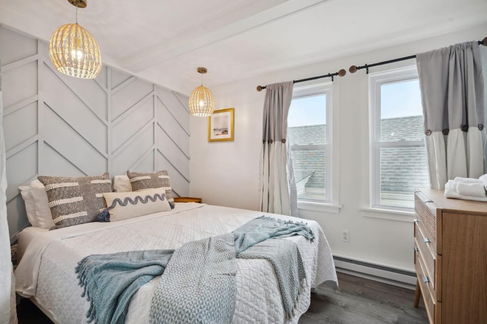 Newly Renovated Ocean Views Private Balcony Apartment in Hampton Beach