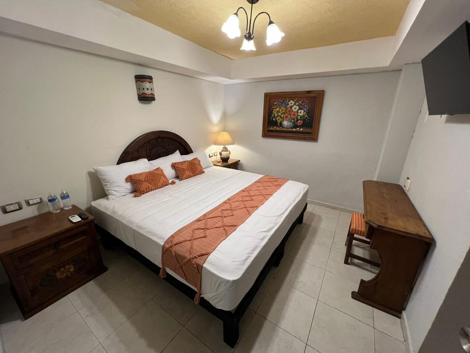 Bed, TV and multimedia, Photo of the whole room, Bedroom