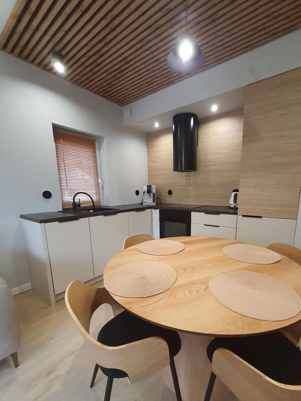 Coffee/tea facilities, Kitchen or kitchenette, Dining area, minibar