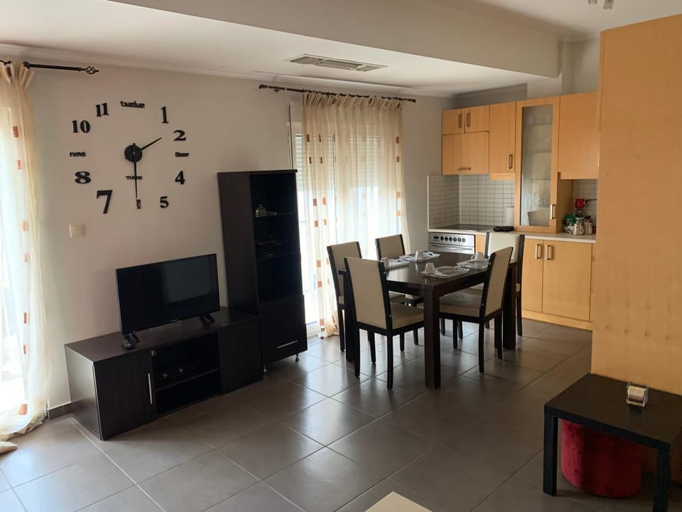TV and multimedia, Kitchen or kitchenette, Living room, Seating area, Dining area, oven, stove