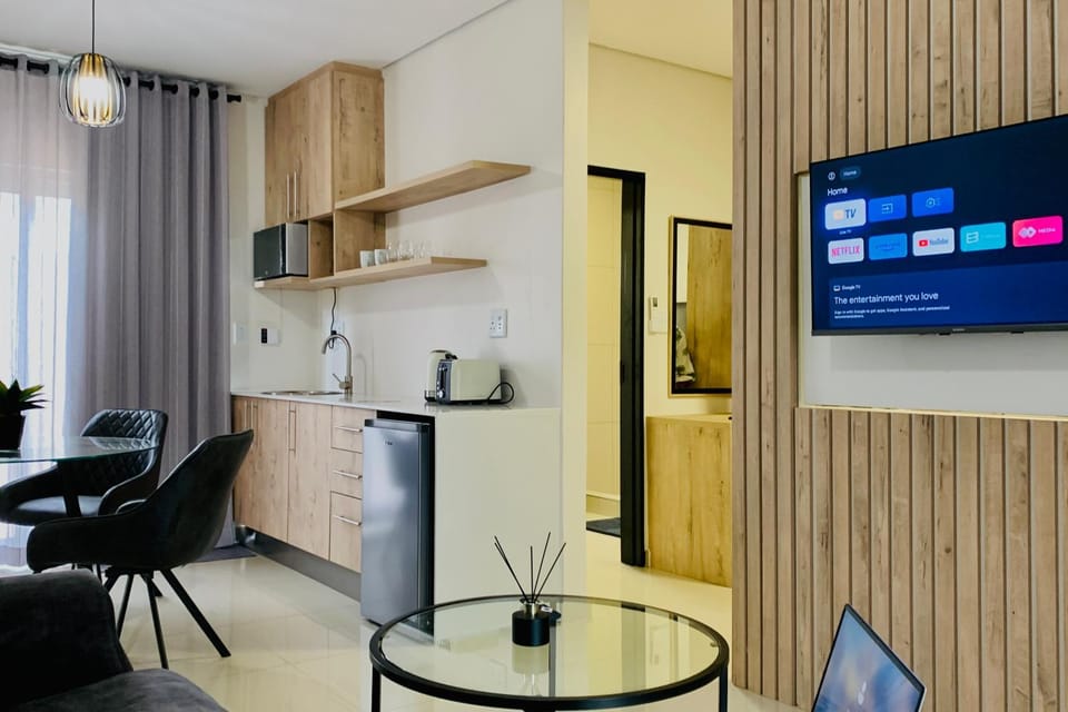 Kitchen or kitchenette, Living room, Seating area, Dining area