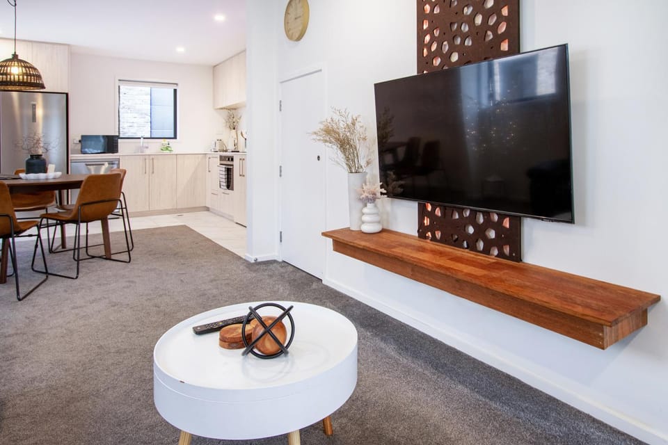 TV and multimedia, Kitchen or kitchenette, Living room, Photo of the whole room, Decorative detail, Dining area, microwave, minibar, oven, pet friendly, stove