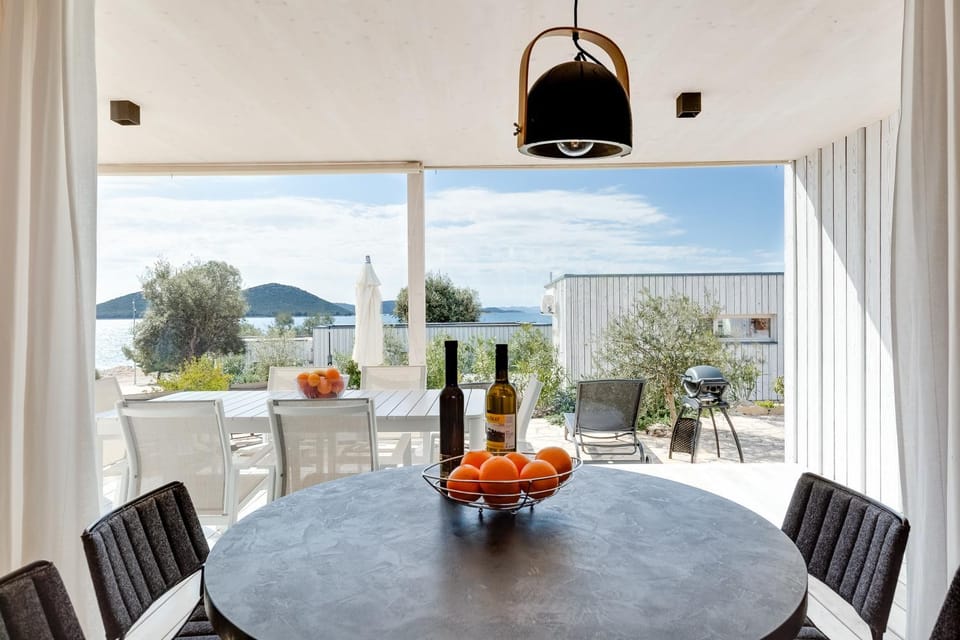 Patio, Day, Natural landscape, Living room, Food and drinks, Seating area, Dining area, Sea view, Drinks