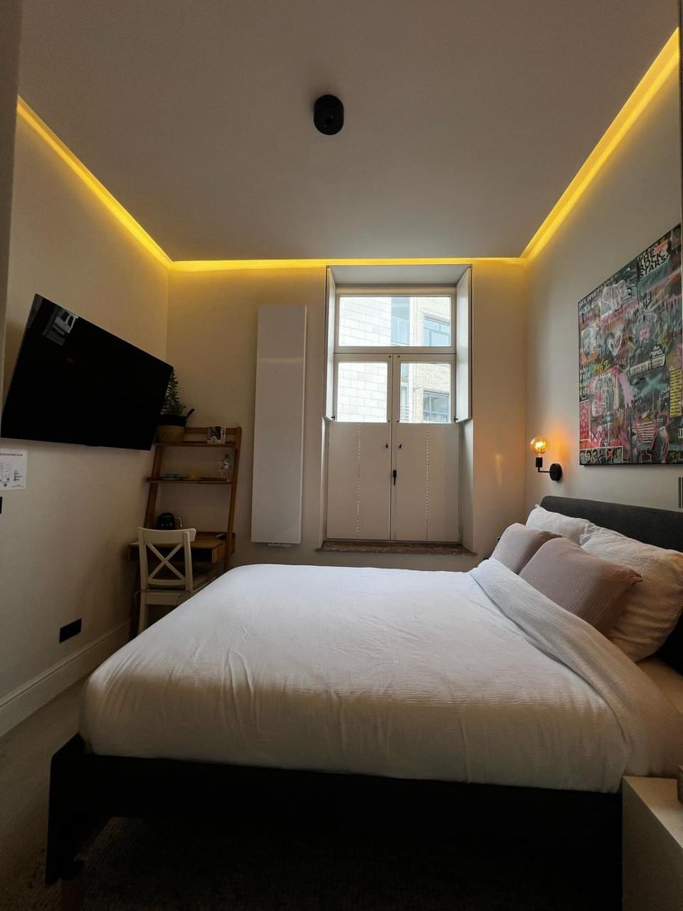 Bed, TV and multimedia, Bedroom