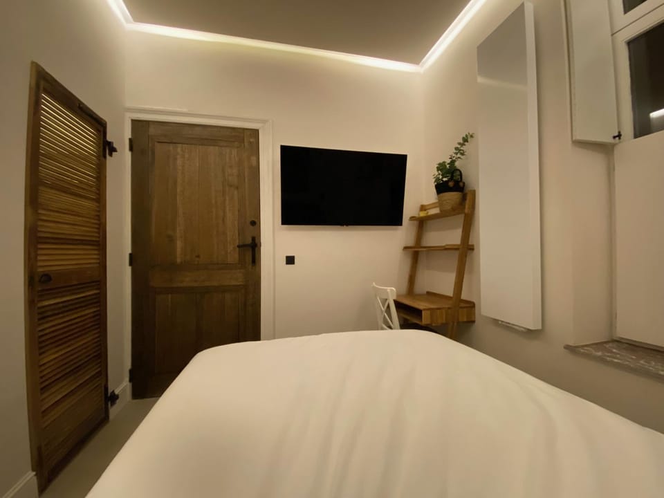 Bed, TV and multimedia, Photo of the whole room, Bedroom