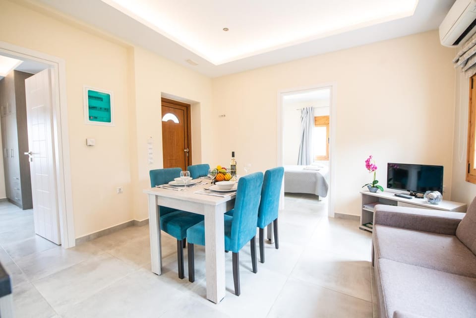 Bed, TV and multimedia, Living room, Photo of the whole room, Seating area, Dining area, Bedroom