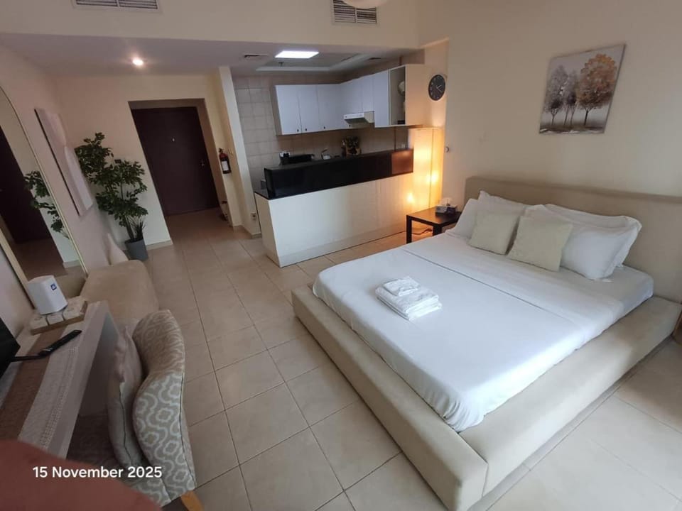 Bed, TV and multimedia, Kitchen or kitchenette, Living room, Photo of the whole room, Seating area, Bedroom, towels