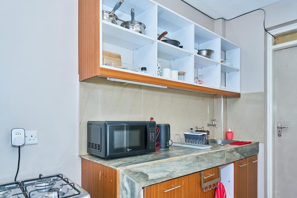 Kitchen or kitchenette, minibar