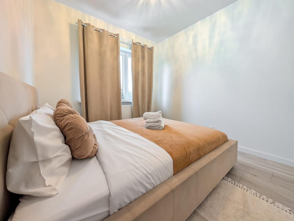 Bed, Photo of the whole room, Bedroom, towels