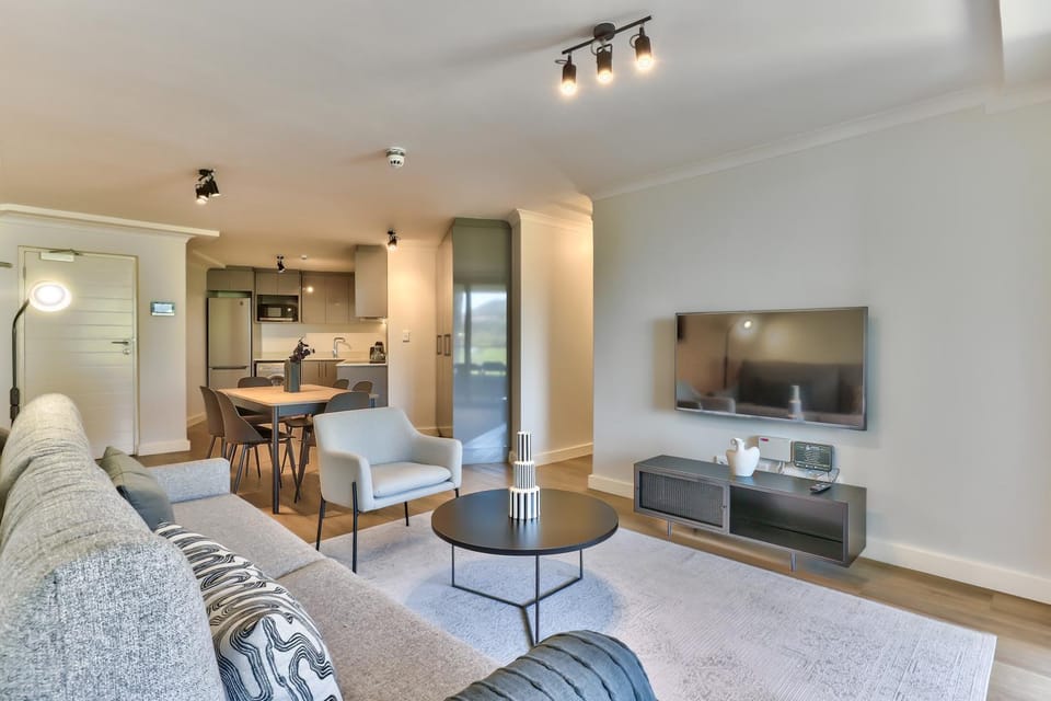 Kitchen or kitchenette, Living room, Seating area, Dining area, Evening entertainment