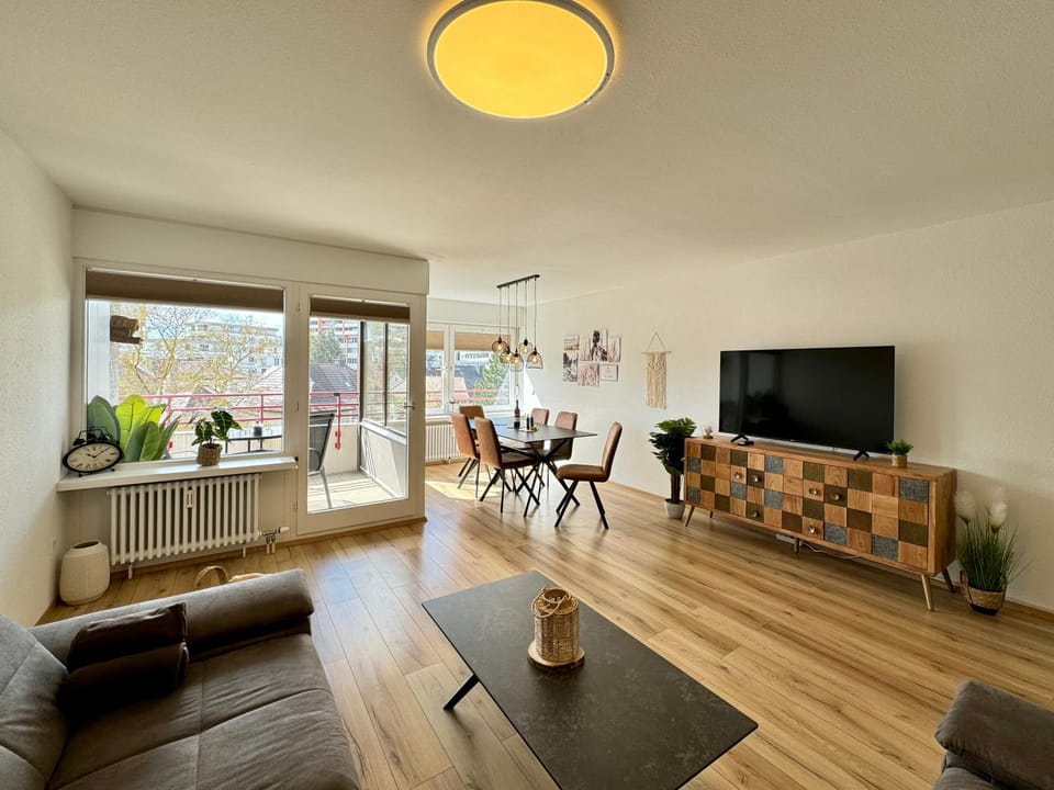 TV and multimedia, Living room, Seating area, Evening entertainment