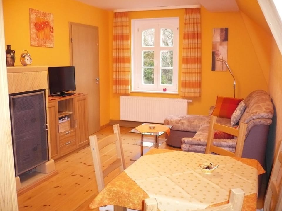 TV and multimedia, Living room, Seating area, Dining area