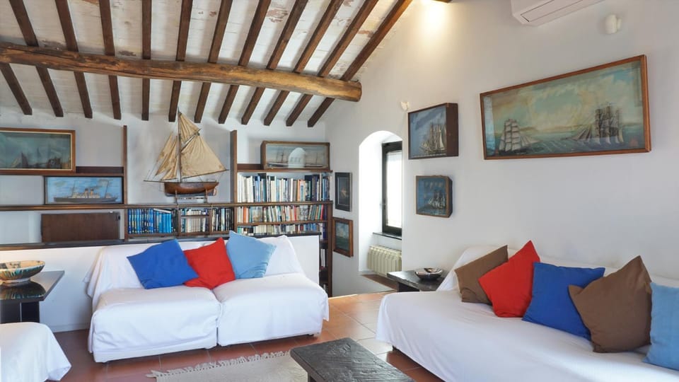 TV and multimedia, Seating area, air conditioner