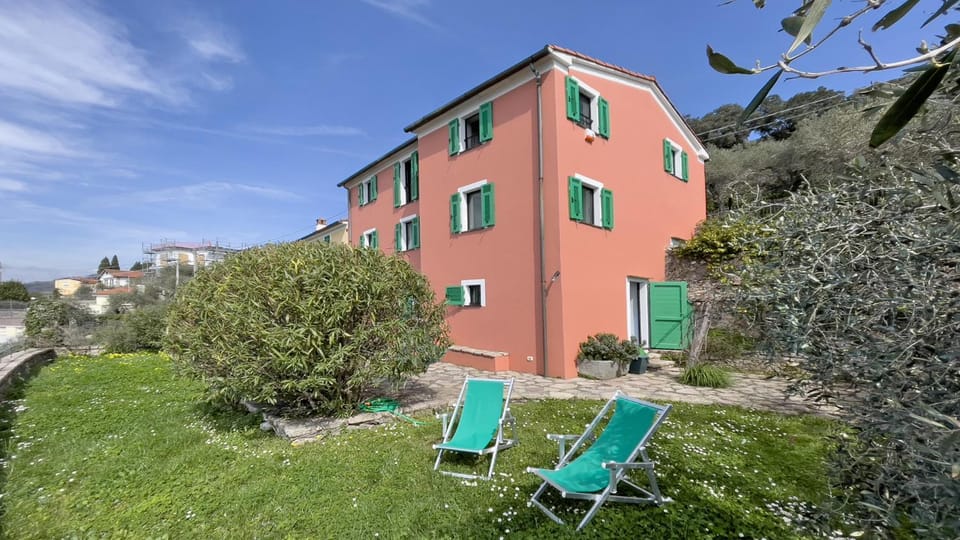 Property building, Spring, Day, Garden, sunbed