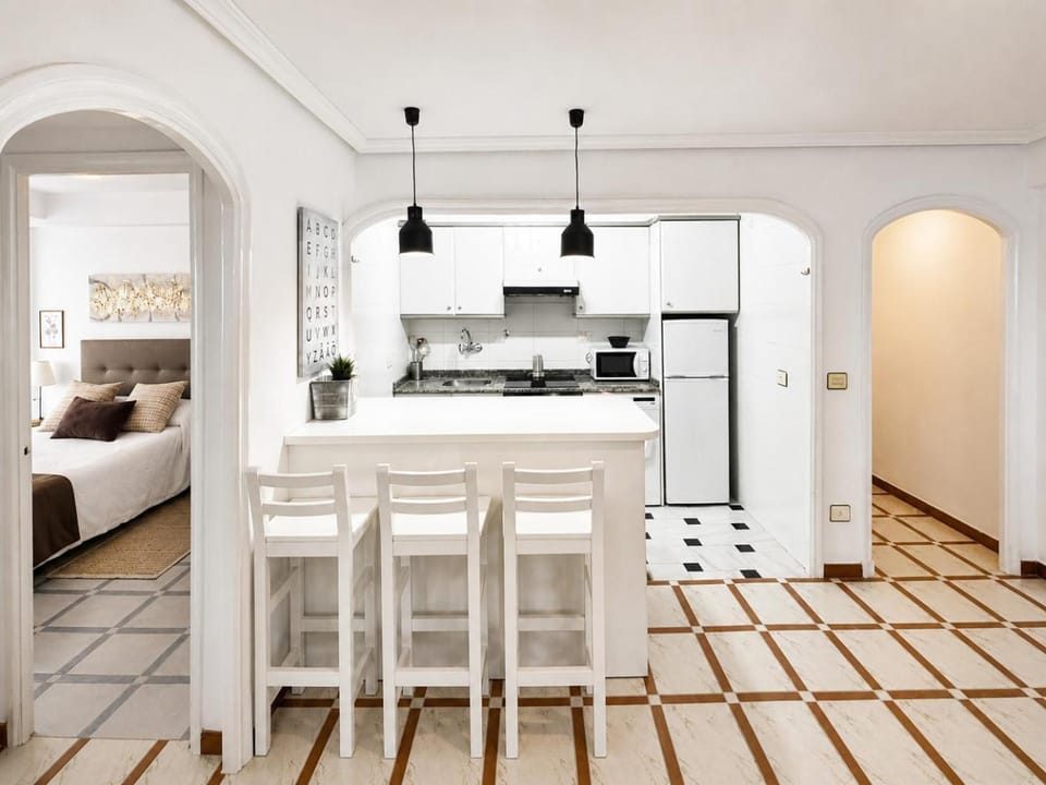 Kitchen or kitchenette, Dining area, stove