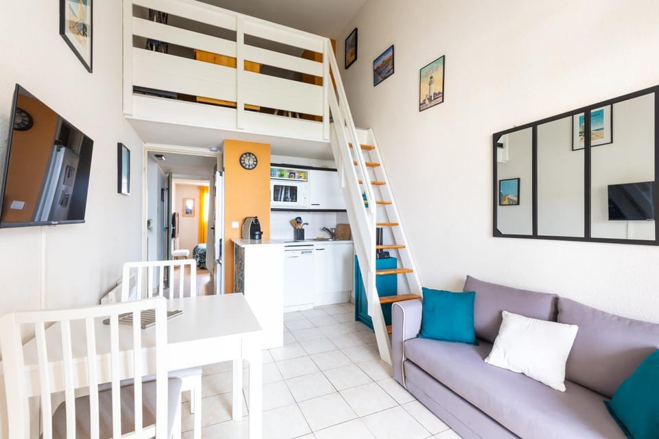 Kitchen or kitchenette, Living room, Bedroom