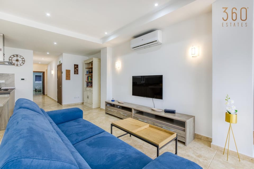 Communal lounge/ TV room, TV and multimedia, Living room, Seating area, Evening entertainment, air conditioner