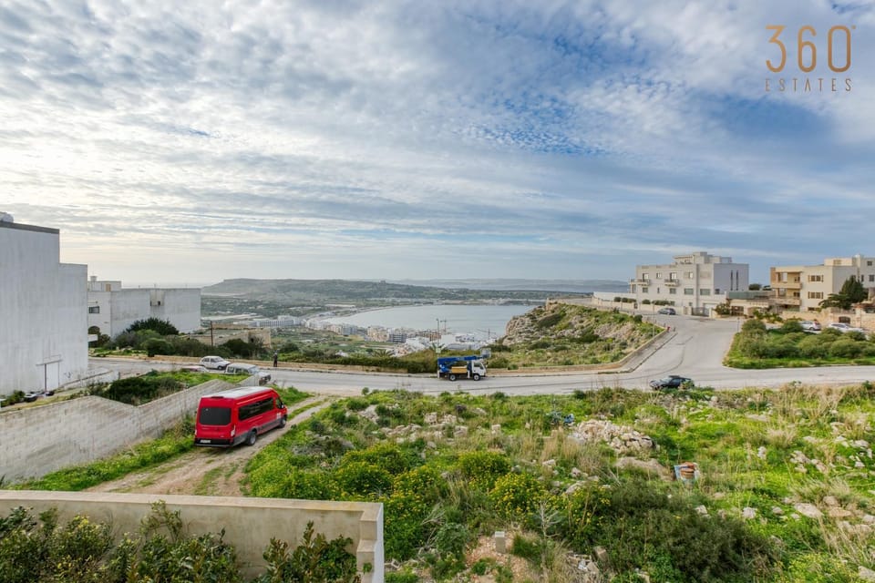Neighbourhood, Natural landscape, Beach, City view, Lake view, Mountain view, Sea view, Location, Parking