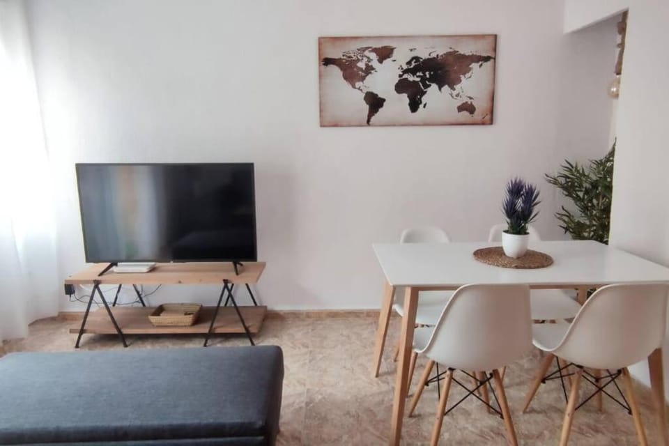 TV and multimedia, Living room, Seating area, Dining area