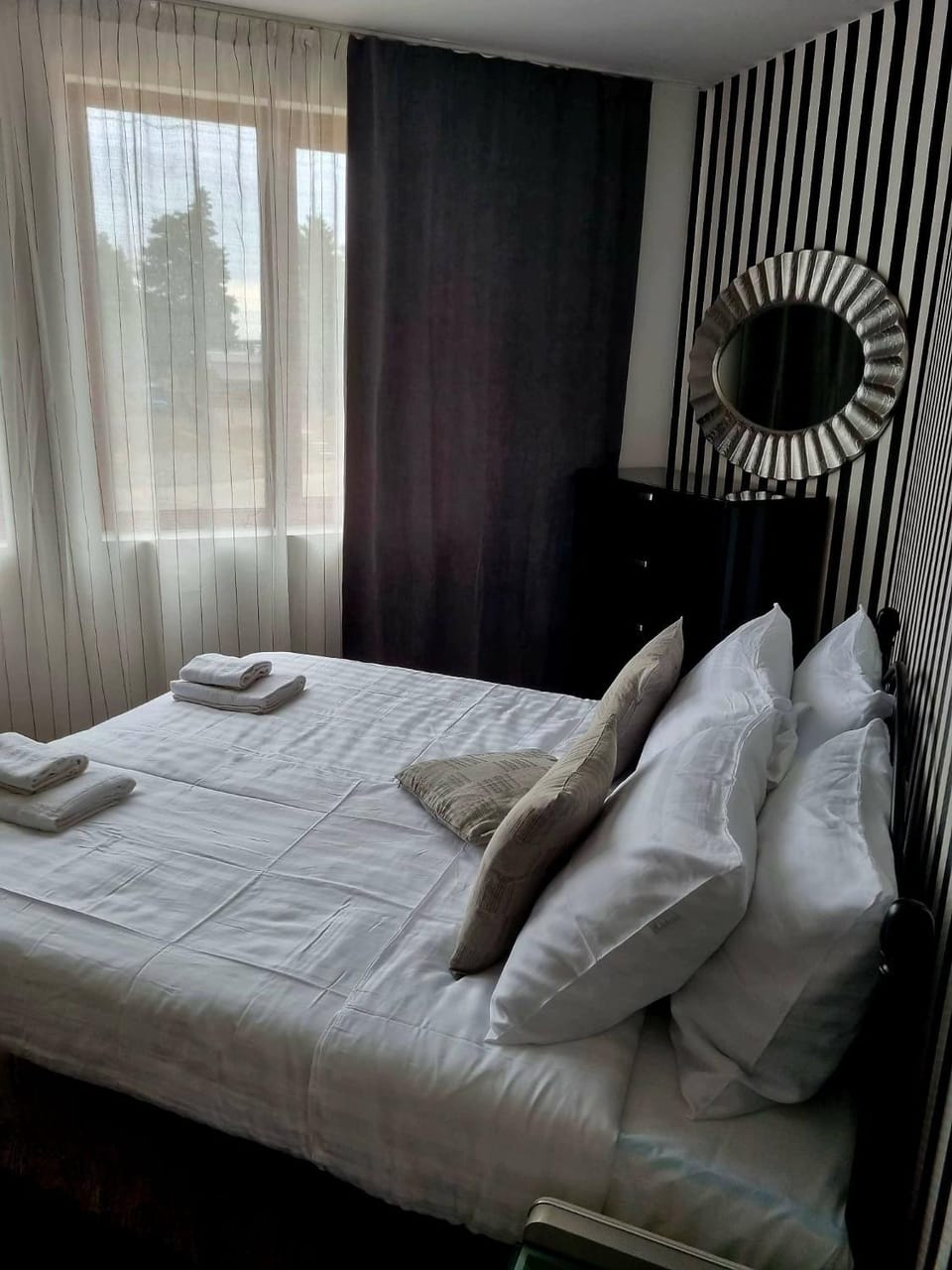 Bed, Bedroom, towels