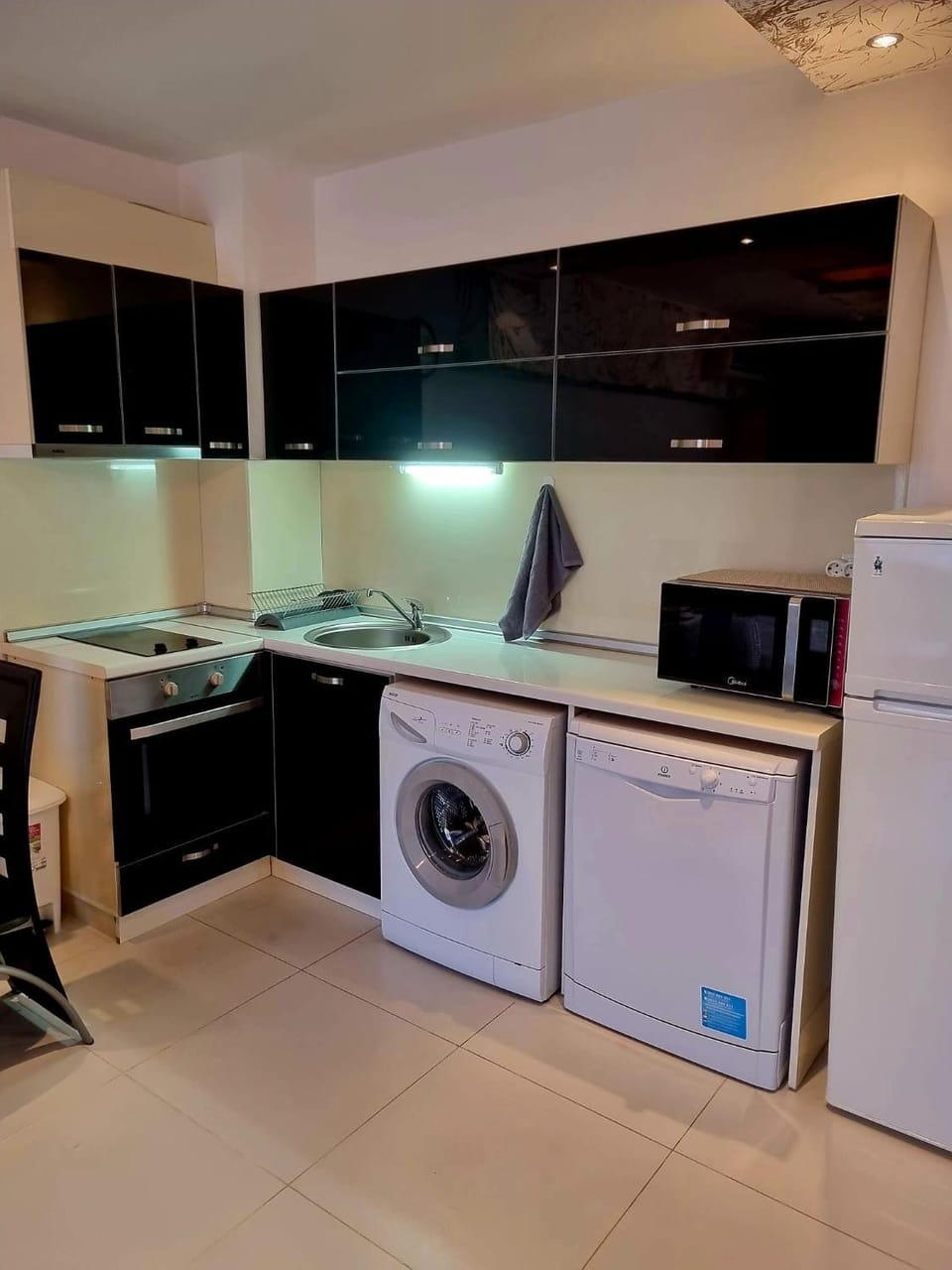 Kitchen or kitchenette, dishwasher, minibar, oven, stove, washing machine