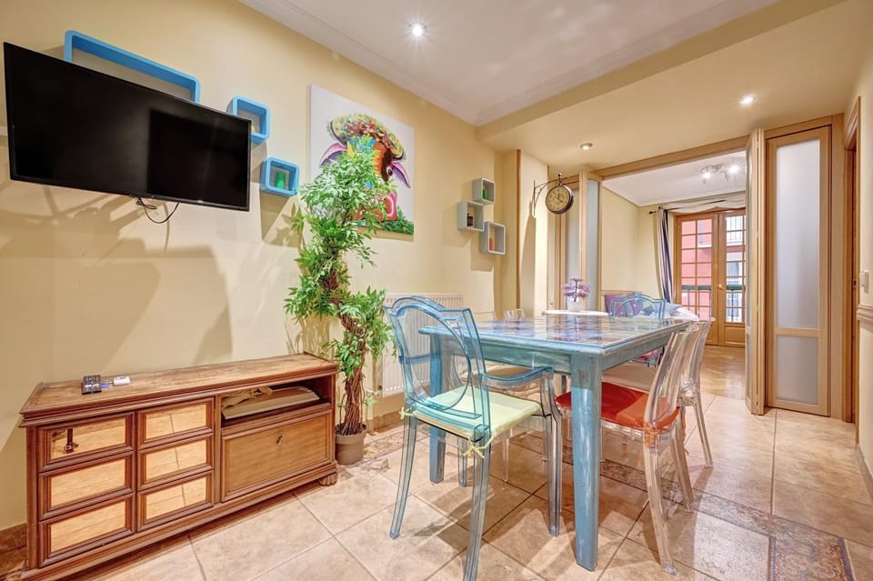 TV and multimedia, Kitchen or kitchenette, Living room, Dining area