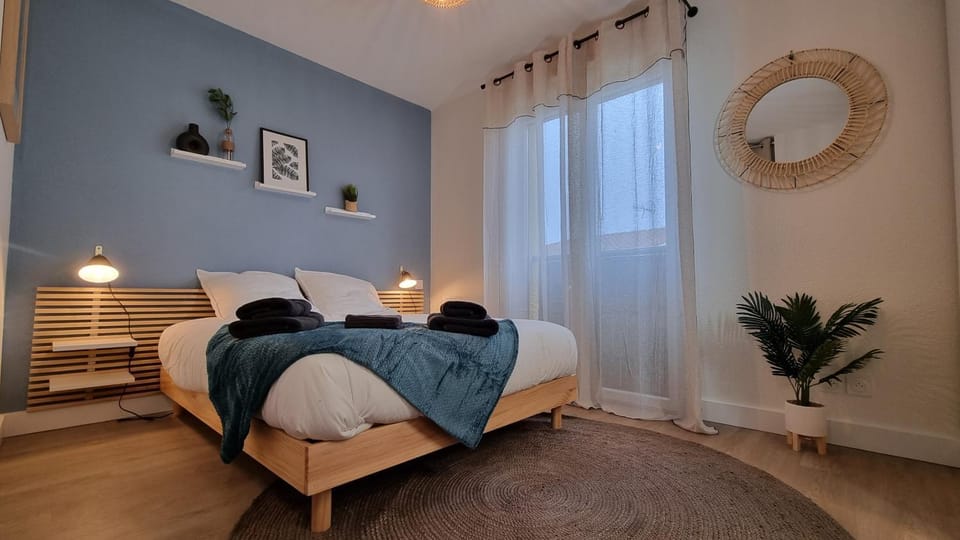Photo of the whole room, Bedroom