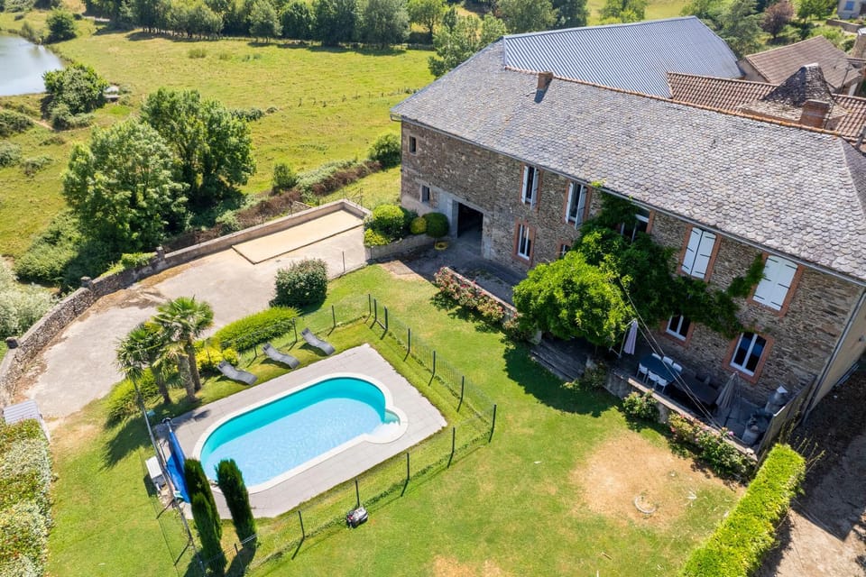 Gîte le chant des tournesols piscine chauffée House in Auvergne-Rhône-Alpes