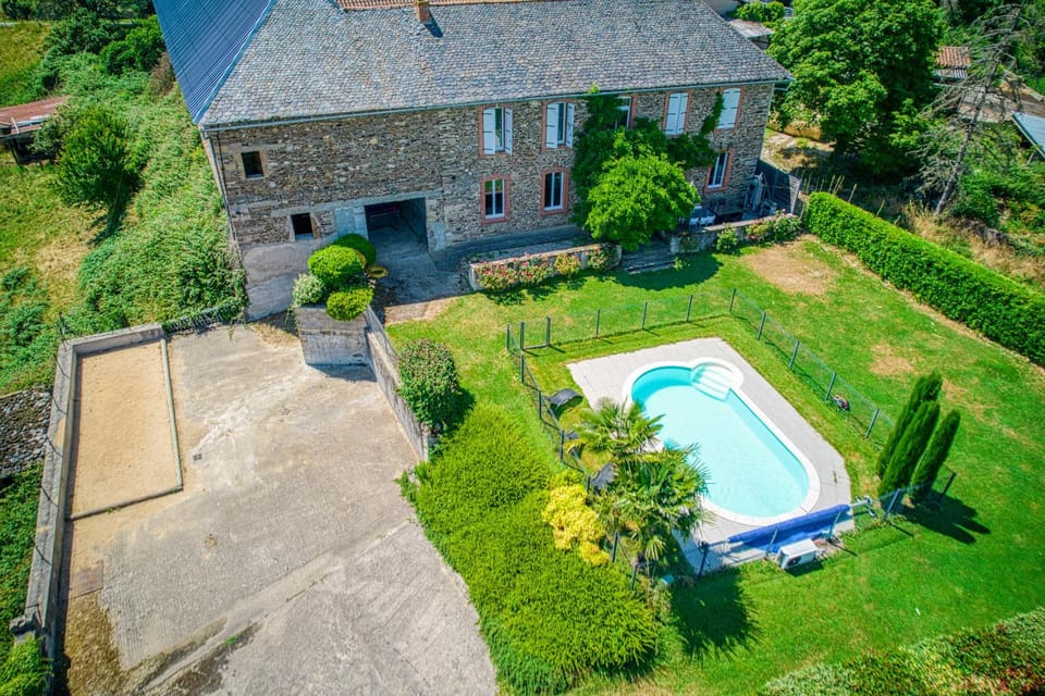 Gîte le chant des tournesols piscine chauffée House in Auvergne-Rhône-Alpes