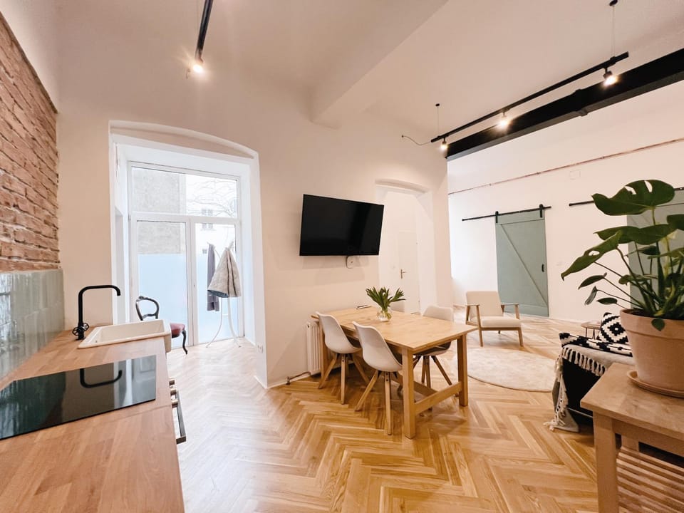 TV and multimedia, Kitchen or kitchenette, Living room, Seating area, Dining area