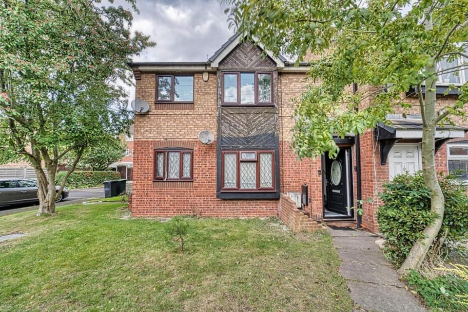 Modern 1BR Apt Netflix, Parking, M6 Access Apartment in Walsall