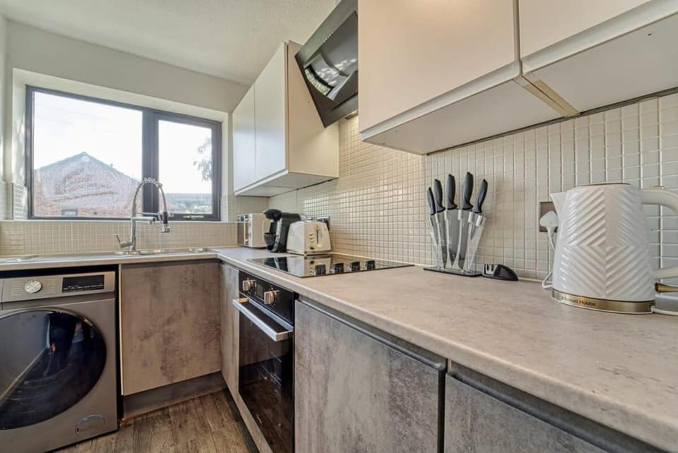 Modern 1BR Apt Netflix, Parking, M6 Access Apartment in Walsall