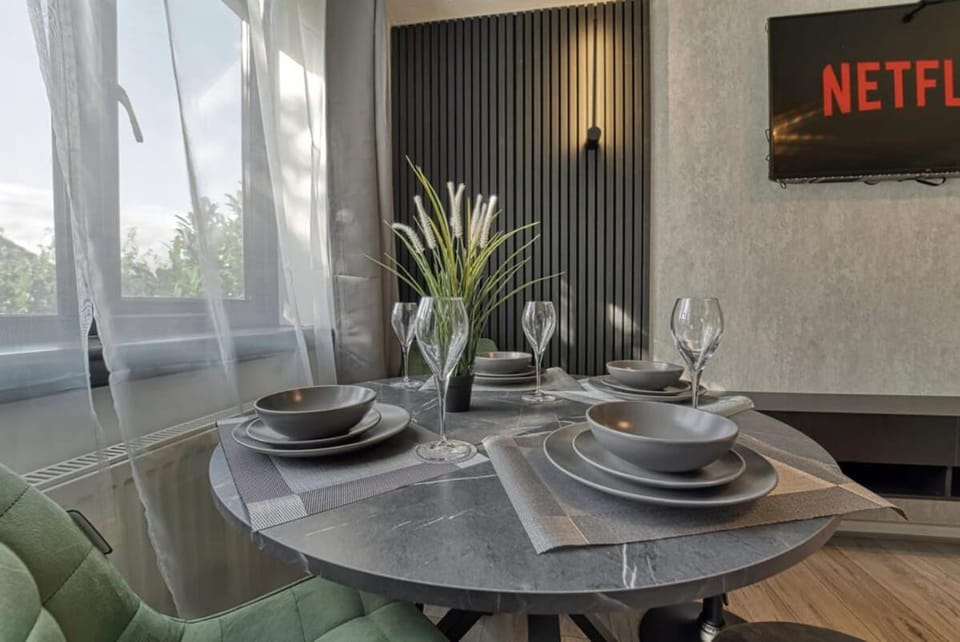 Modern 1BR Apt Netflix, Parking, M6 Access Apartment in Walsall