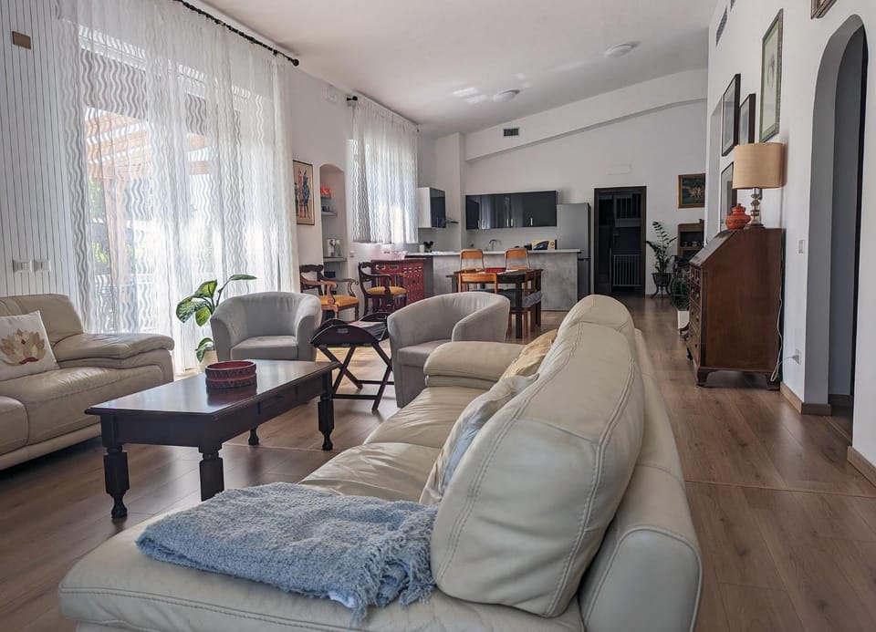 Communal lounge/ TV room, Kitchen or kitchenette, Lounge or bar