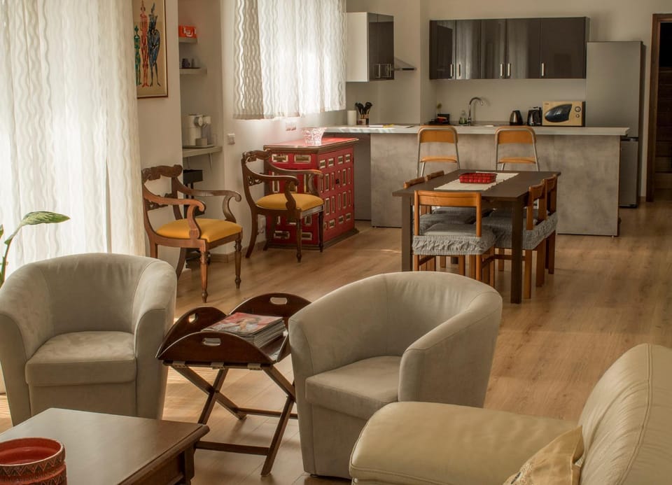 TV and multimedia, Kitchen or kitchenette, Living room, Seating area, Dining area, pet friendly, air conditioner